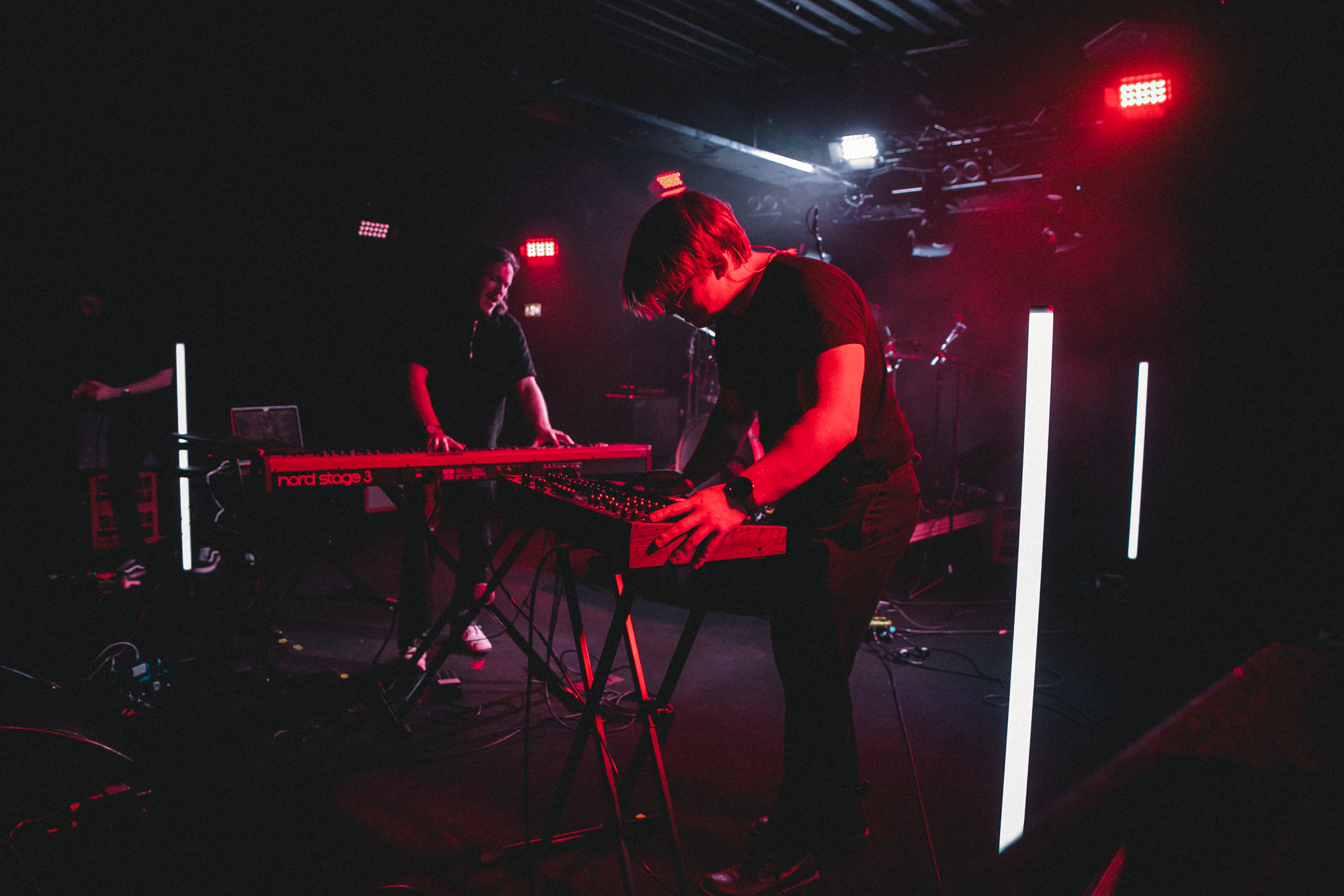 Solár live — dual keyboard players on stage